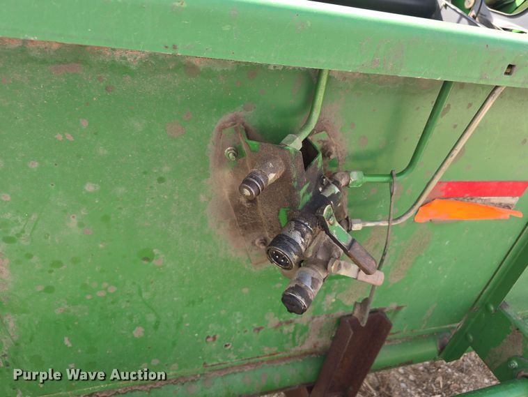 image for item DT6751 1999 John Deere 920 flex head