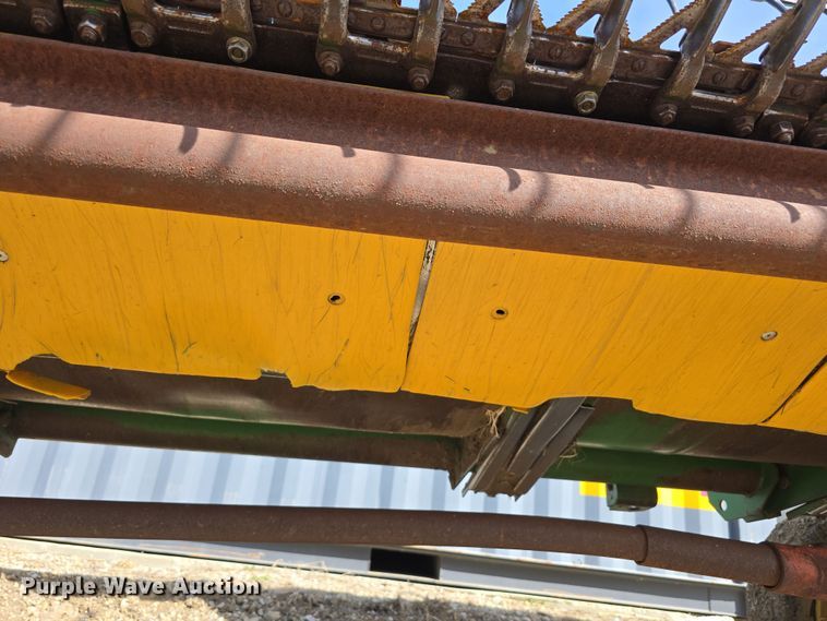 image for item DT6751 1999 John Deere 920 flex head