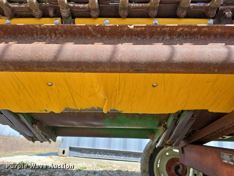 image for item DT6751 1999 John Deere 920 flex head