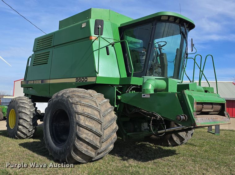 image for item DT6752 1989 John Deere 9600 RWA combine
