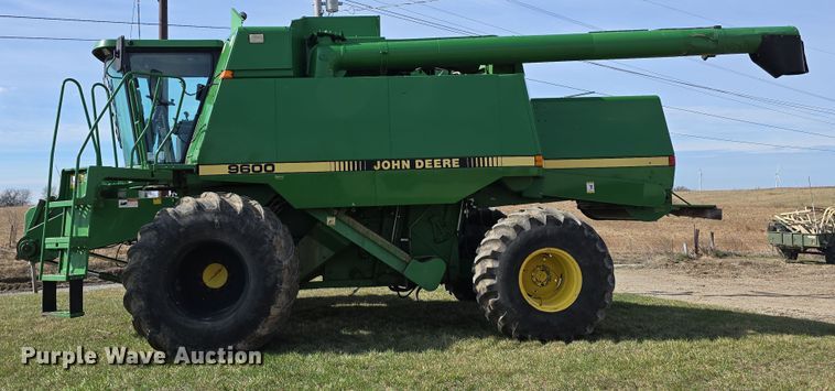 image for item DT6752 1989 John Deere 9600 RWA combine