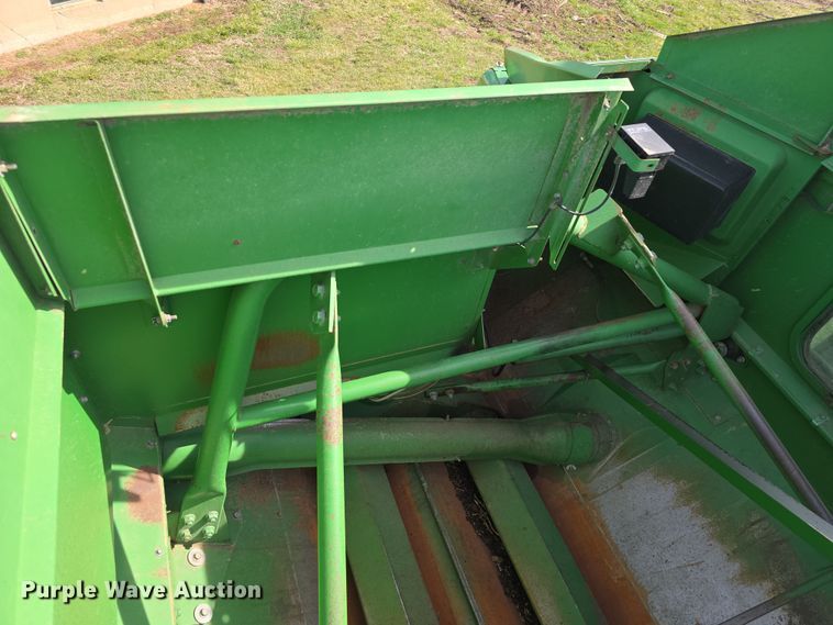image for item DT6752 1989 John Deere 9600 RWA combine