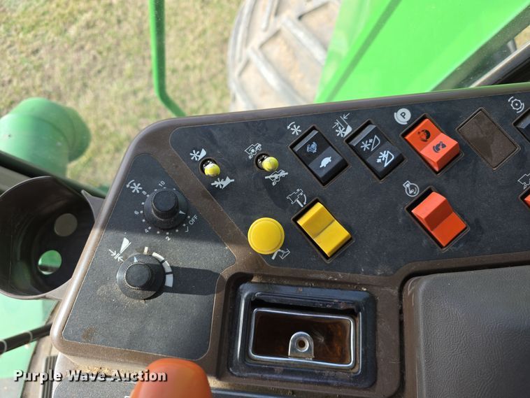 image for item DT6752 1989 John Deere 9600 RWA combine