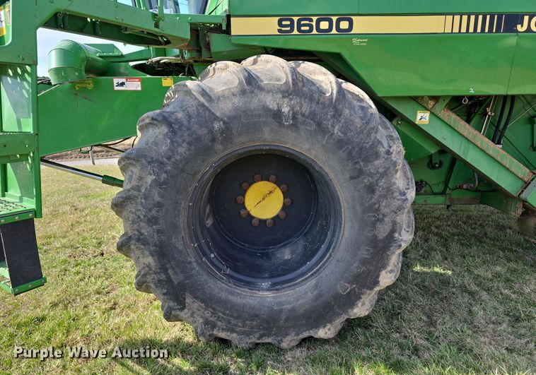 image for item DT6752 1989 John Deere 9600 RWA combine