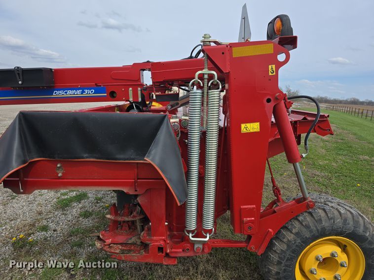 image for item DT6774 2021 New Holland Discbine 310FDB swather / windrower