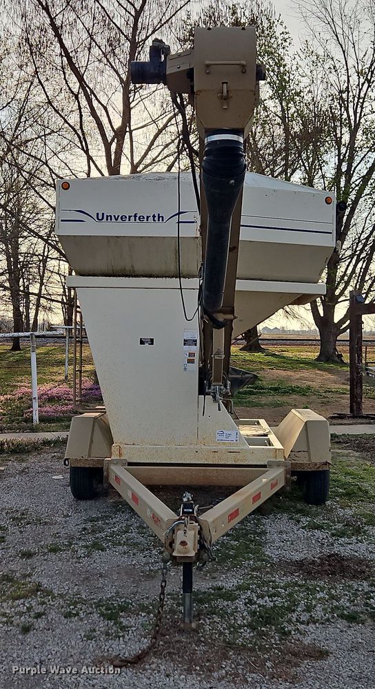 image for item DT7667 Unverferth SeedRunner 2750 seed tender