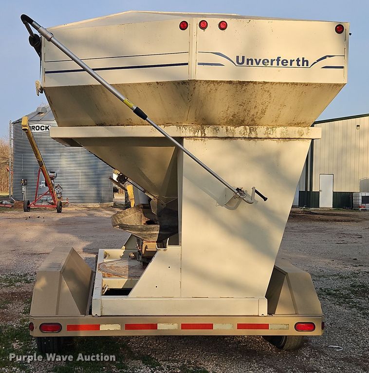 image for item DT7667 Unverferth SeedRunner 2750 seed tender