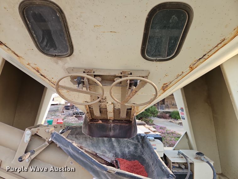 image for item DT7667 Unverferth SeedRunner 2750 seed tender