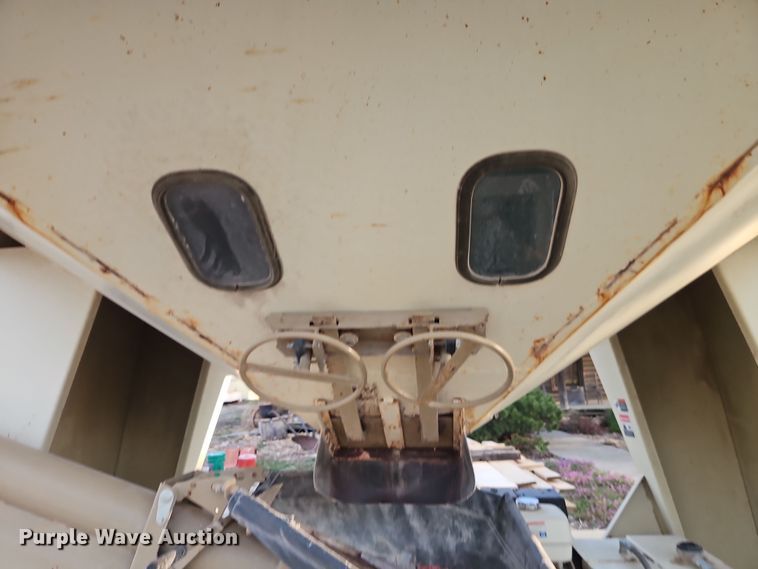 image for item DT7667 Unverferth SeedRunner 2750 seed tender