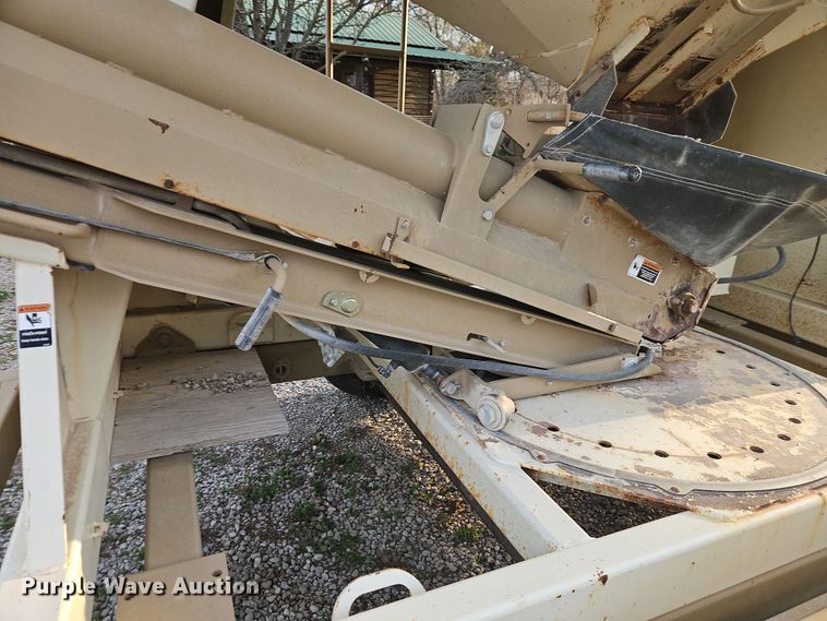 image for item DT7667 Unverferth SeedRunner 2750 seed tender