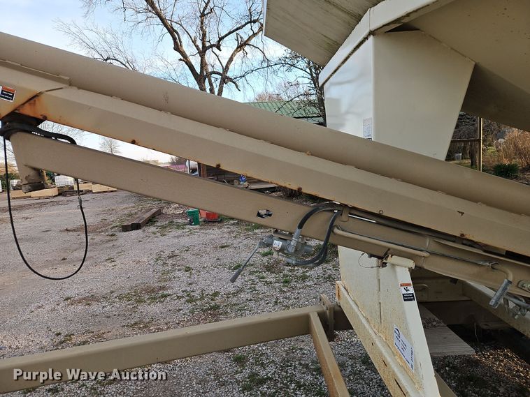 image for item DT7667 Unverferth SeedRunner 2750 seed tender