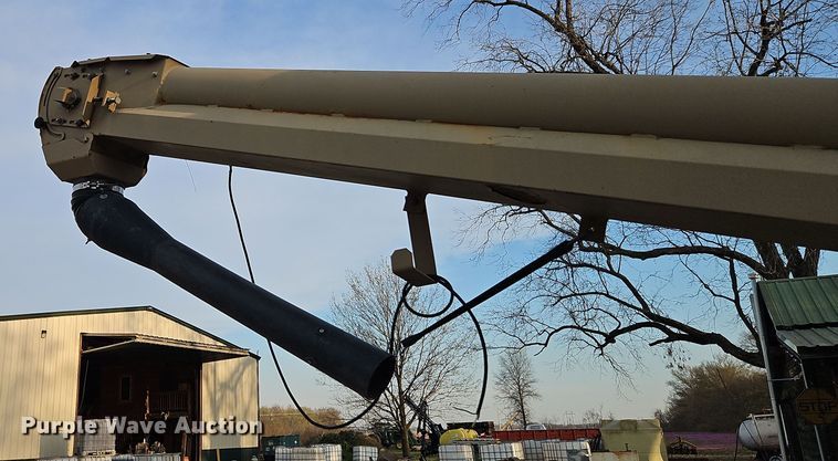 image for item DT7667 Unverferth SeedRunner 2750 seed tender