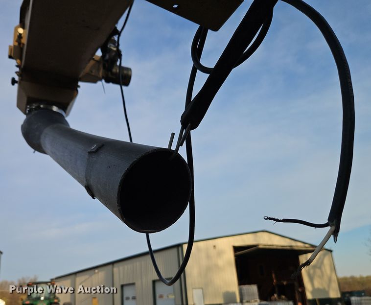 image for item DT7667 Unverferth SeedRunner 2750 seed tender