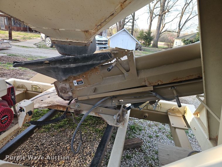 image for item DT7667 Unverferth SeedRunner 2750 seed tender