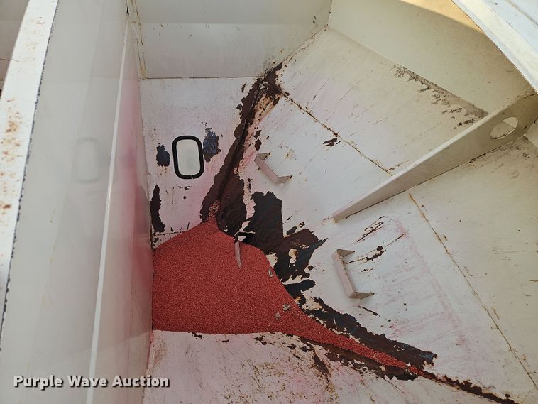 image for item DT7667 Unverferth SeedRunner 2750 seed tender