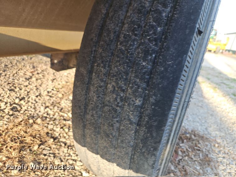 image for item DT7667 Unverferth SeedRunner 2750 seed tender