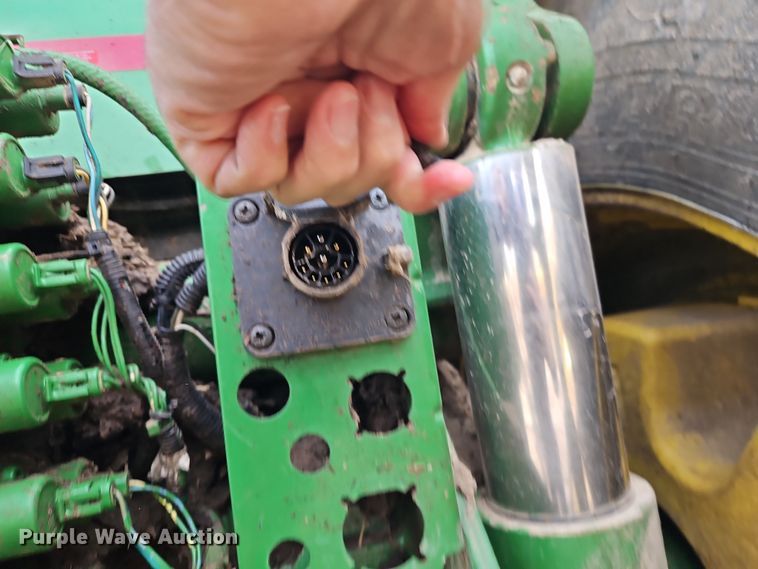 image for item DT7669 2006 John Deere 8430 MFWD tractor