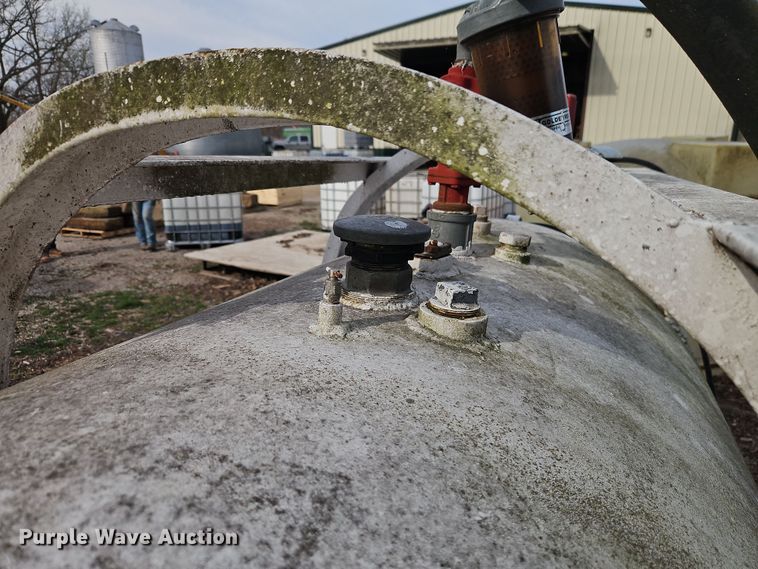 image for item DT7672 Fuel tank trailer