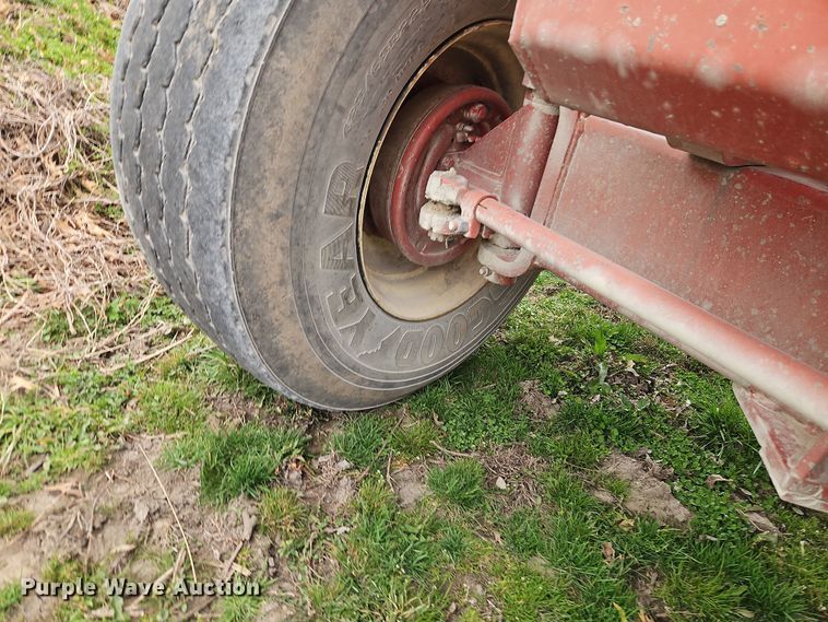 image for item DT7677 Brent GT-640 gravity wagon