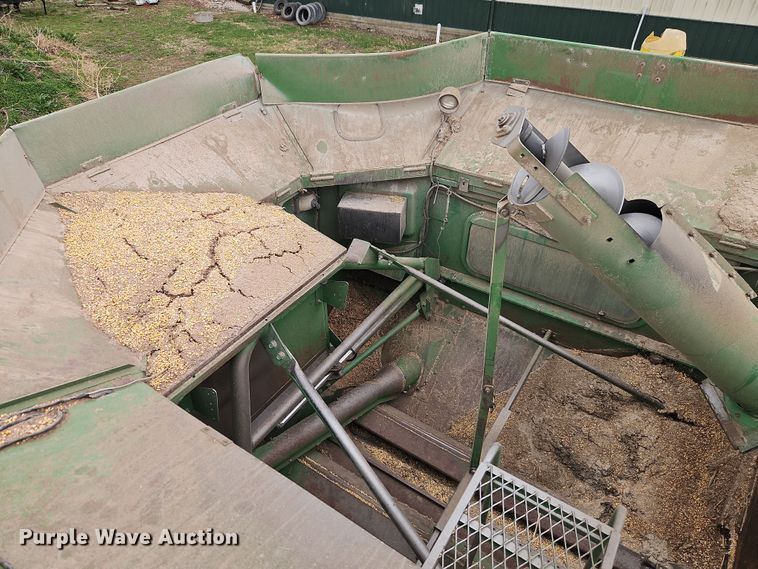 image for item DT7679 1998 John Deere 9610 RWA combine