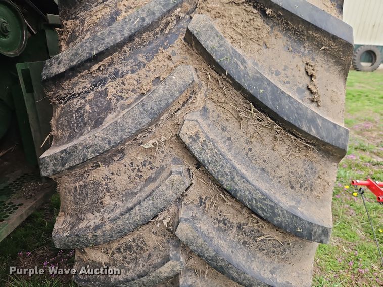 image for item DT7679 1998 John Deere 9610 RWA combine