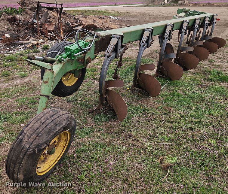 image for item DT7681 John Deere A2800 seven bottom plow