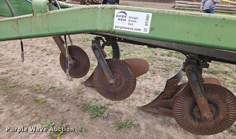 image for item DT7681 John Deere A2800 seven bottom plow