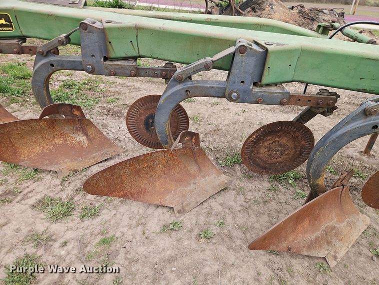 image for item DT7681 John Deere A2800 seven bottom plow