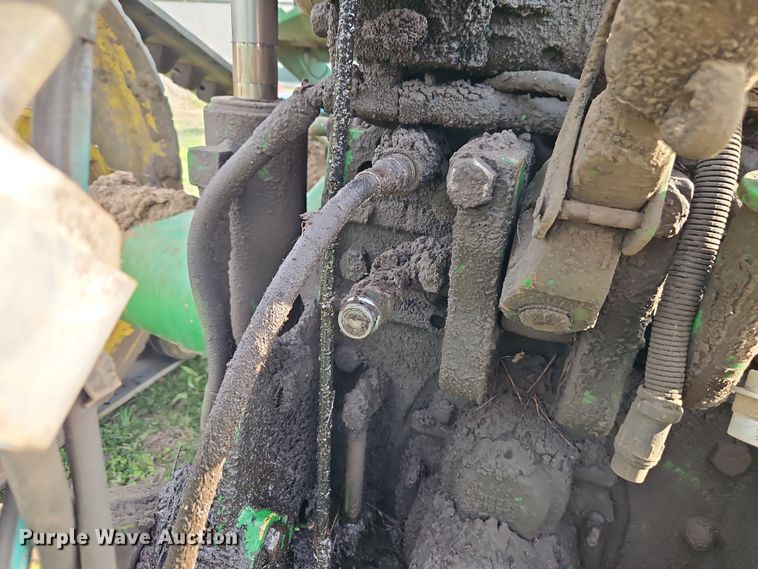 image for item DT7685 1999 John Deere 8400T tractor