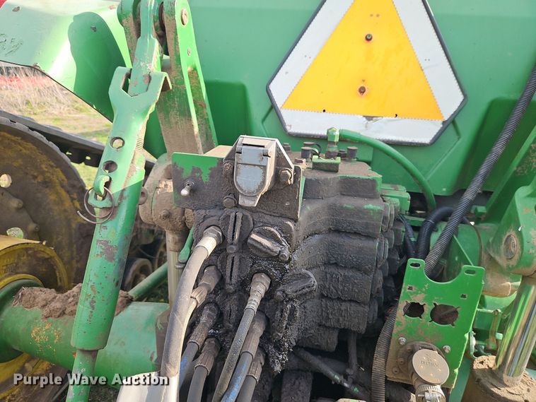 image for item DT7685 1999 John Deere 8400T tractor