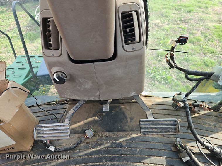 image for item DT7685 1999 John Deere 8400T tractor