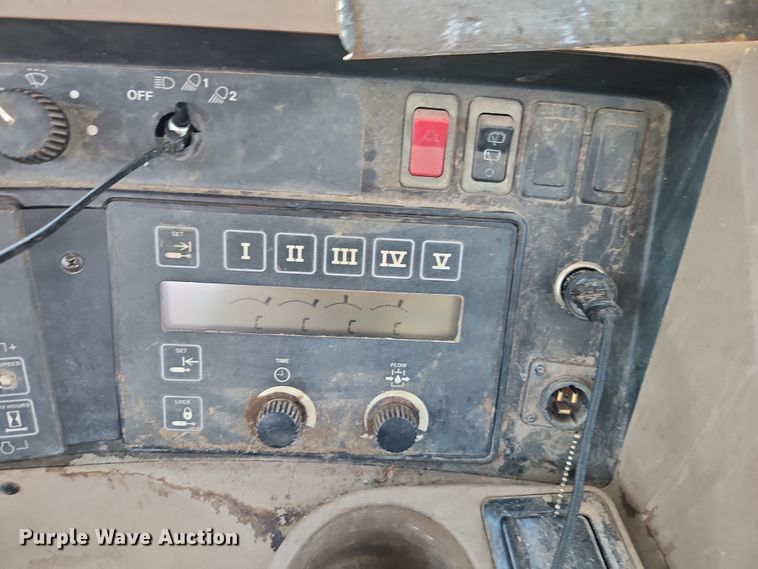 image for item DT7685 1999 John Deere 8400T tractor