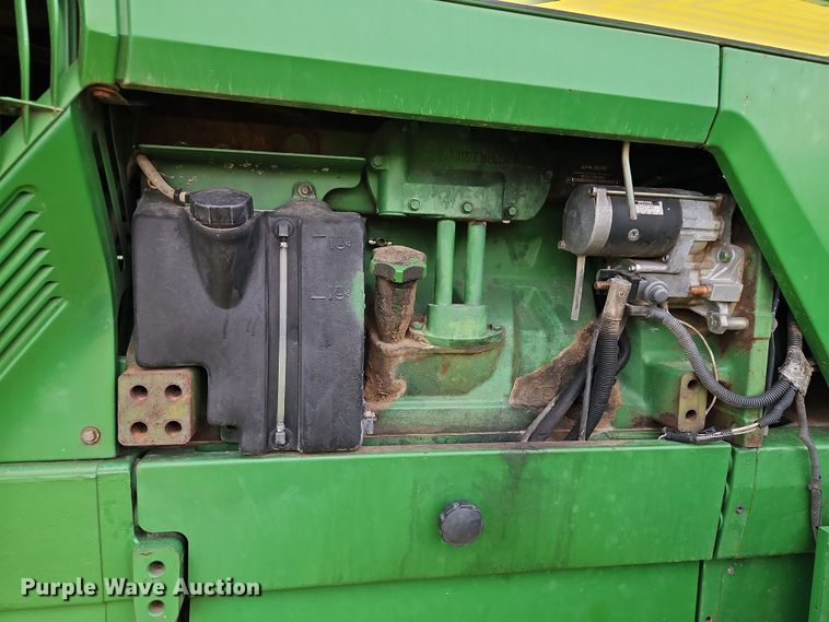 image for item DT7685 1999 John Deere 8400T tractor
