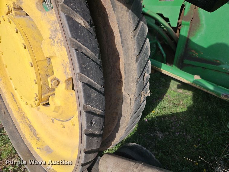 image for item DT7685 1999 John Deere 8400T tractor