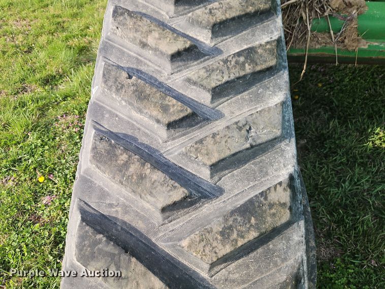 image for item DT7685 1999 John Deere 8400T tractor