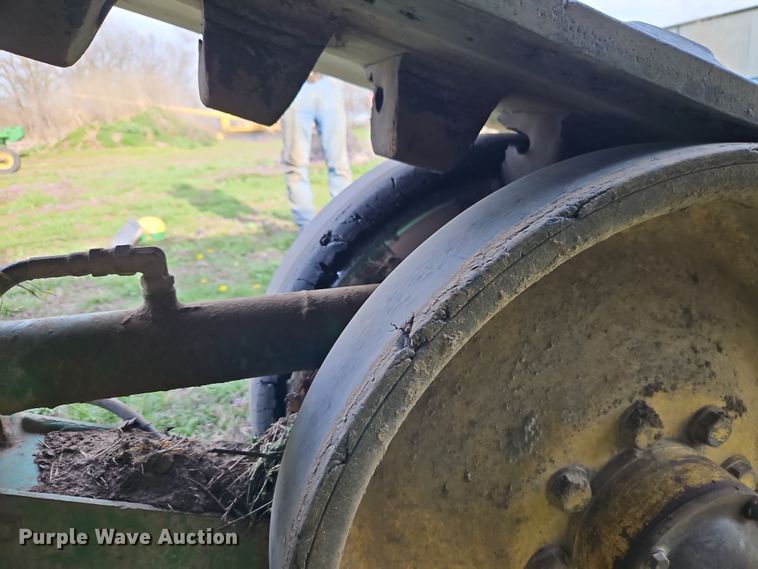 image for item DT7685 1999 John Deere 8400T tractor