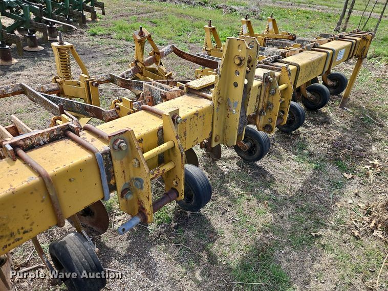 image for item DT7695 Buffalo 4640-3-30 row crop cultivator