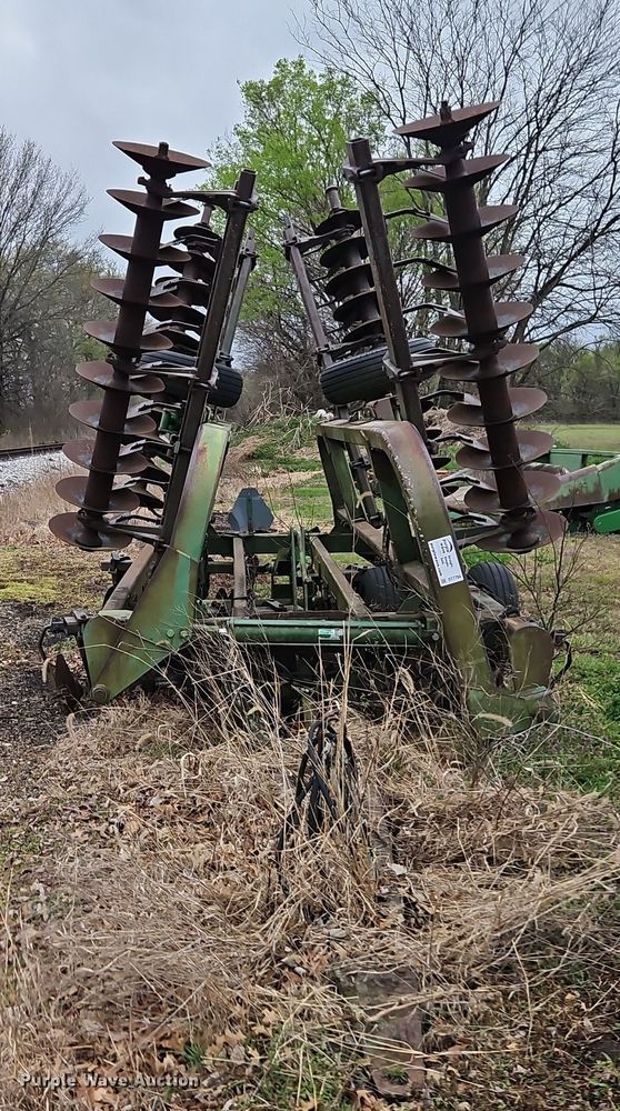 image for item DT7704 John Deere 335 tandem disk