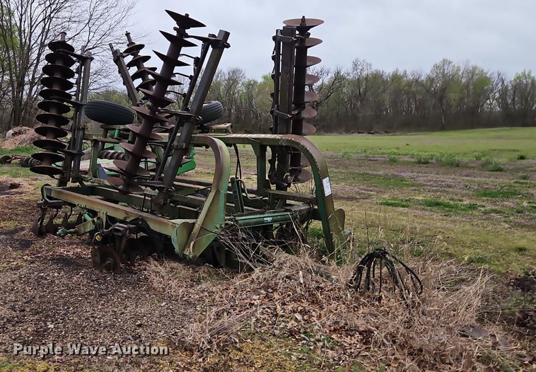 image for item DT7704 John Deere 335 tandem disk