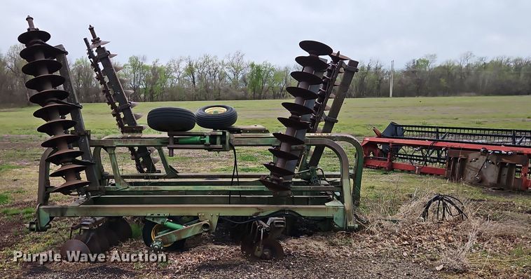 image for item DT7704 John Deere 335 tandem disk