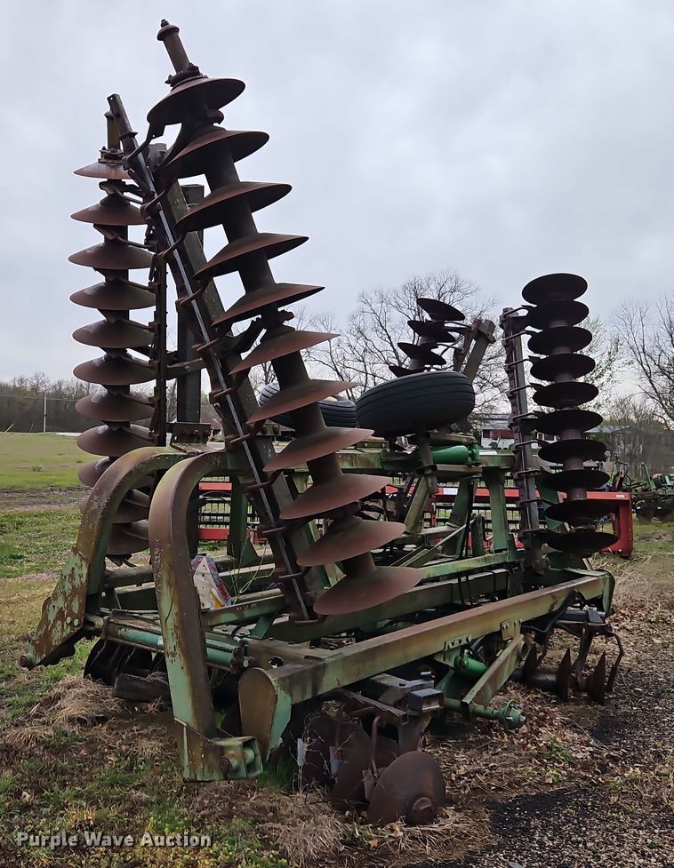 image for item DT7704 John Deere 335 tandem disk