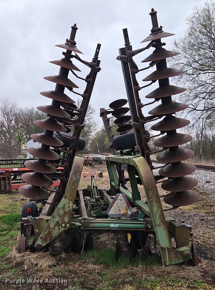 image for item DT7704 John Deere 335 tandem disk