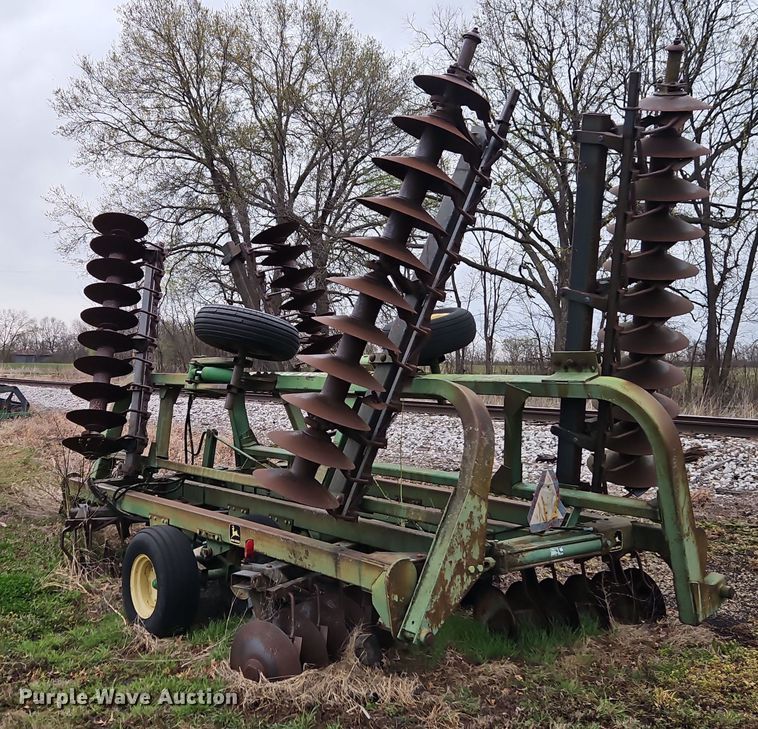 image for item DT7704 John Deere 335 tandem disk