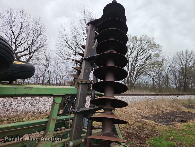 image for item DT7704 John Deere 335 tandem disk