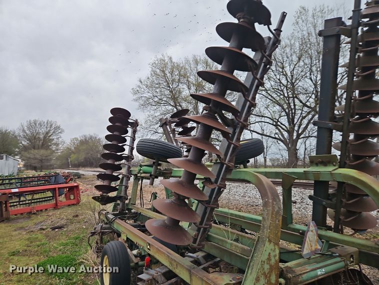 image for item DT7704 John Deere 335 tandem disk