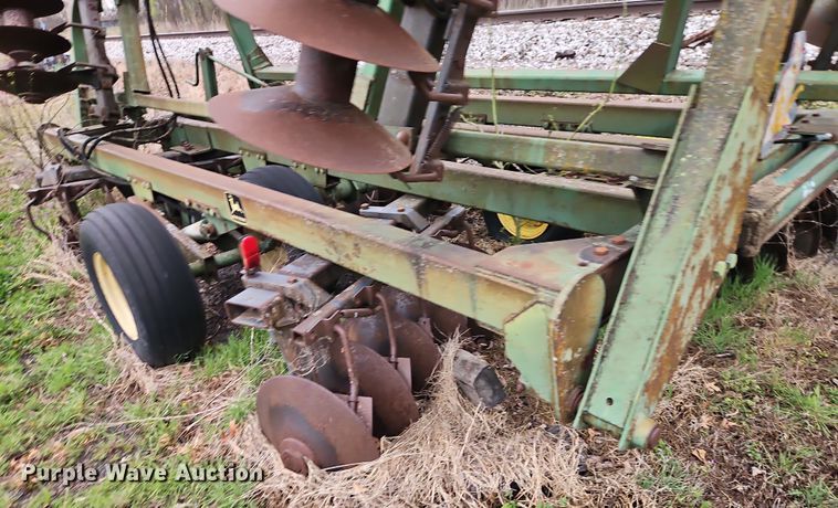 image for item DT7704 John Deere 335 tandem disk
