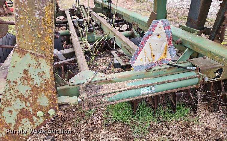 image for item DT7704 John Deere 335 tandem disk