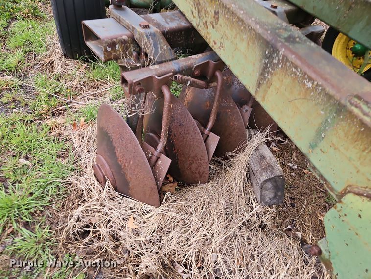 image for item DT7704 John Deere 335 tandem disk