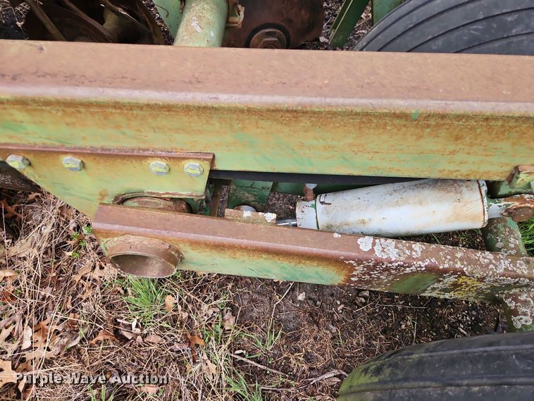 image for item DT7704 John Deere 335 tandem disk