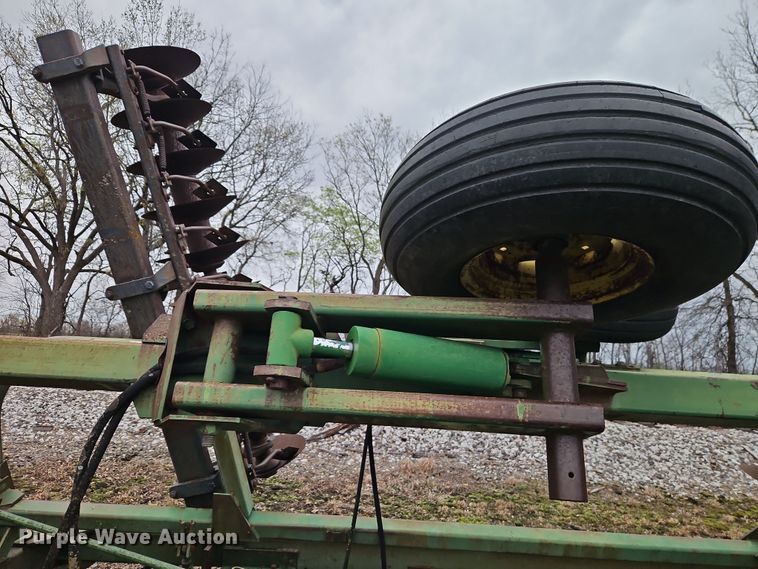 image for item DT7704 John Deere 335 tandem disk